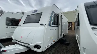 Caravelair Antares 480 2018 - Fixed island bed layout