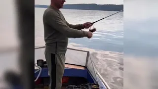 Приколы на рыбалке. Тыщу за сачек на рыбалке