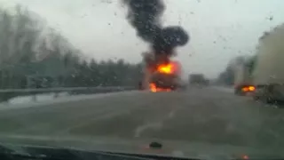 "Все едут мимо". В Челябинской области на трассе М5 сгорела фура ВИДЕО