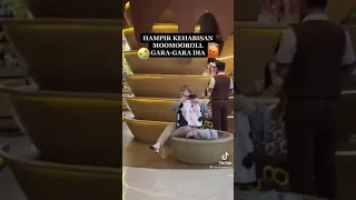 hampir kehabisan moo moo roll gara gara dia