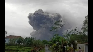 Сильное извержение вулкана Семеру произошло на острове Ява, Индонезия