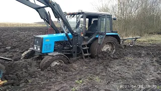 Вспашка почвы трактором МТЗ 82 под картошку.