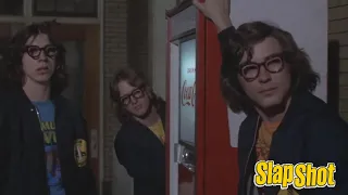 Slap Shot (1977) - Fans enojados/llegada de los hermanos Hanson (sub español)