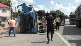 Перевернулась фура с навозом  прямо на остановке жертв нет Немиров 08.07.2021 11-40