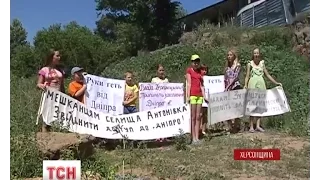 На Херсонщині мешканці селища Антонівка знесли паркан заможного сусіда