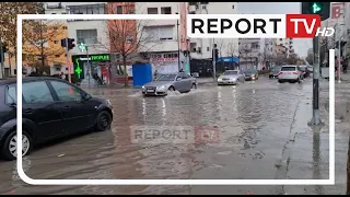 Report TV -Reshjet e shiut shkaktojnë përmbytje të rrugëve kryesore të qytetit të Durrësit