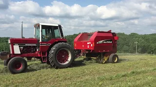 International 1086 baling hay Bay City Wi