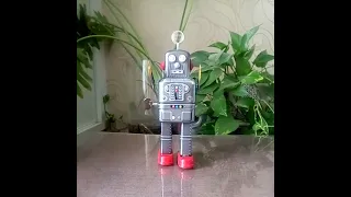 MS438 Mechanical Walking Spaceman Robot Retro Clockwork Wind Up Tin Toy