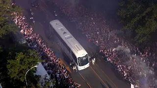 El recibimiento más espectacular al bus del Real Madrid en el Bernabéu