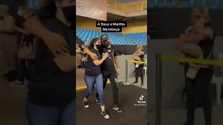 Emocionante momento em que a banda de Marília Mendonça chega à Goiânia Arena