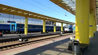 Выход на платформу железнодорожного вокзала в Минске, объявления о прибытии и отправлении поездов
