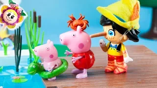 PINOCCHIO PINYPON FA SCHERZI A PEPPA PIG NELLA PISCINA ! GEORGE NON SA NUOTARE!Casa di vacanze