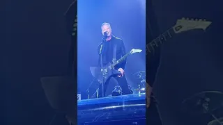 James hetfield responde a fan chilena con un beso y regala pañuelo que usó durante el concierto.