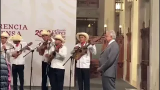 Cantan mañanitas a las madres mexicanas en mañanera de AMLO