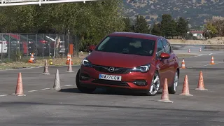 Opel Astra 2020 - Maniobra de esquiva (moose test) y eslalon | km77.com