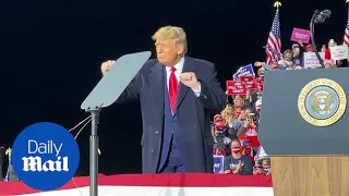 Trump dances to YMCA during Ohio rally