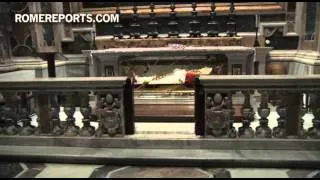 Pope prays before John Paul II tomb on anniversary of his death
