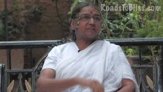 Dr. Geeta S. Iyengar on Yoga Kurunta  (the use of ropes for the practice of yoga).mov