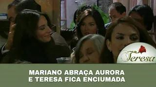 Teresa - Mariano abraça Aurora e Teresa fica com ciúmes