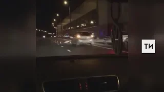 На видео попала авария, в которой автомобиль «Рено» насмерть сбил женщину в Казани