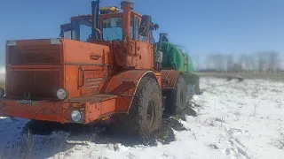 К-701 застрял в грязи, 744 приехал спасать