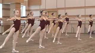 Урок классического танца 3 класс (девочки) 2012г. часть 2