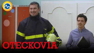 OTECKOVIA - Adam je v hasičskej uniforme ako ryba vo vode