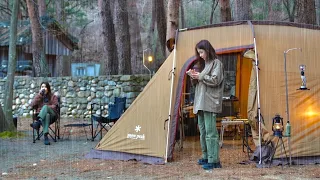 Festival de campamento de dos niñas con perros bajo la lluvia durante 3 días