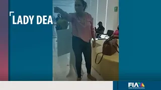 Mujer histérica le grita a empleados de un banco y la nombran "#LadyDEA" en redes sociales