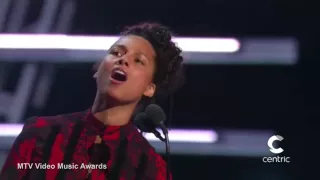 Fresh faced Alicia Keys belts out on stage at 2016 MTV VMAs