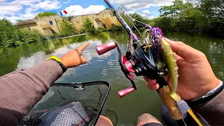 On pêche aux leurres, en FLOAT TUBE dans un vieux MONASTÈRE ! On va trouver un poisson INATTENDU !