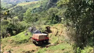 Unimog 416 XUXU - descendo a trilha em Gonçalves MG