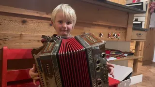 Volksmusik für Kinder - 5-jähriger Johannes spielt “Hinter unsrer Stadltür” auf Ziehharmonika