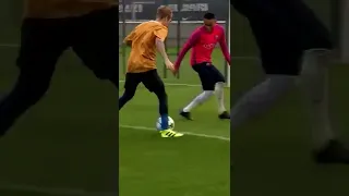 Neymar plays football with Justin Bieber.. 🤣😈