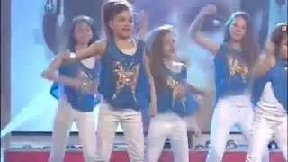 little girls dance "hot right now" (lollipops alexandrina palca sings "dati muzica mai tare")