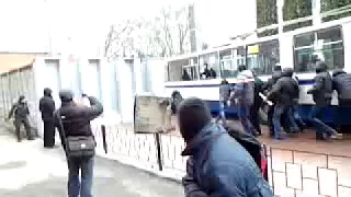 Мітинг біля СБУ. Активісти тролейбусом вибили ворота. Хмельницький 19.02.2014