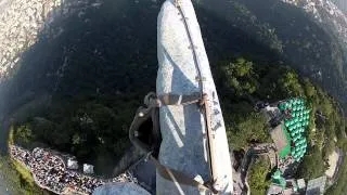 Trabajador andando en el Cristo... Increible vista de Rio