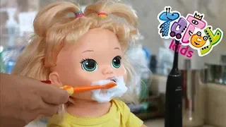 My Baby Alive Doll Sara eating Candies 🍬🍭🍫 and Brushing her Teeth!!! Bananakids