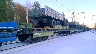 БМО. Грузовой поезд ВЛ10У-921 с военными машинами тормозит на перегоне Сандарово-Детково