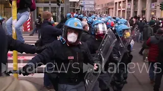 Milano, scontri tra studenti e forze dell'ordine alla manifestazione per Lorenzo