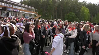 Снежинские выпускники приехали в Орлёнок, чтобы вернуться в детство / 24-05-2023