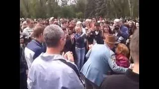 Славянцы поздравляют ветеранов ВОВ в Славянске!!!!!9 мая 2014 год!!
