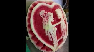 watermelon carving for the couple's wedding σκάλισμα σε καρπούζι για το ζευγάρι του γάμου.