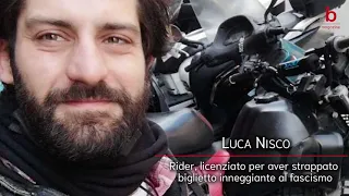 La storia del rider licenziato per aver strappato un biglietto fascista