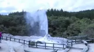 Гейзер в Новой Зеландии Geyser in New Zealand