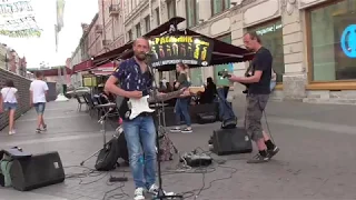 Уличные музыканты. Рок группа. Поют песни Виктора Цоя. "Когда твоя девушка больна". Санкт-Петербург.