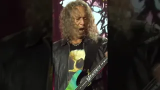 KIRK HAMMETT (METALLICA) FALLS IN LOVE OF A FAN'S GUITAR AND THEN BUYS IT - RARE #SHORTS