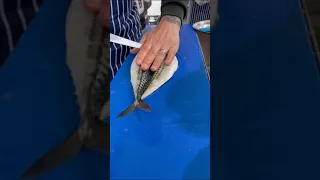 Так рыбу разделывает только он и ни кто другой