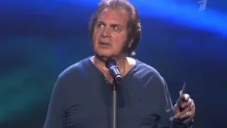 Engelbert Humperdinck announces the winner of Festival White Nights Saint Petersburg