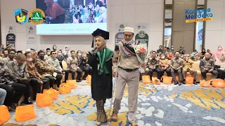 Dipapah Karena Susah Berjalan, Ayah Tetap Dampingi Anaknya Di-Wisuda